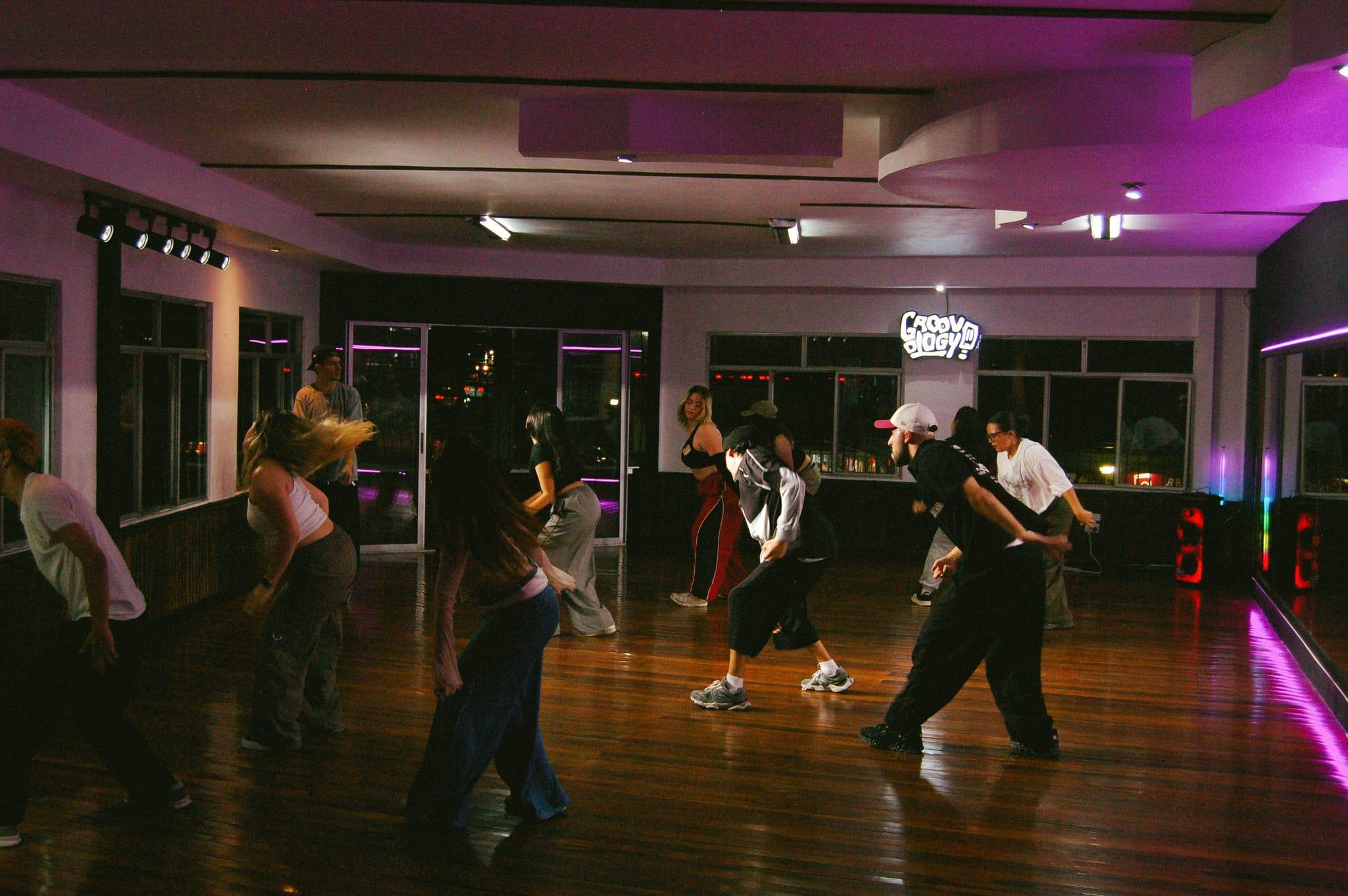 Clase grupal en el salón de Groovology