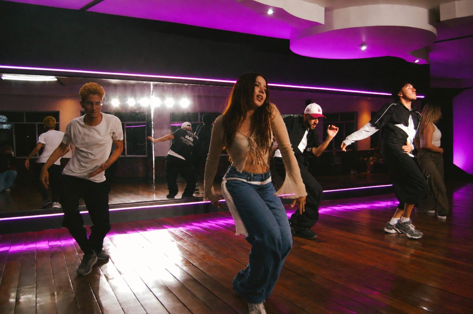 Clase de baile urbano en el estudio de Groovology